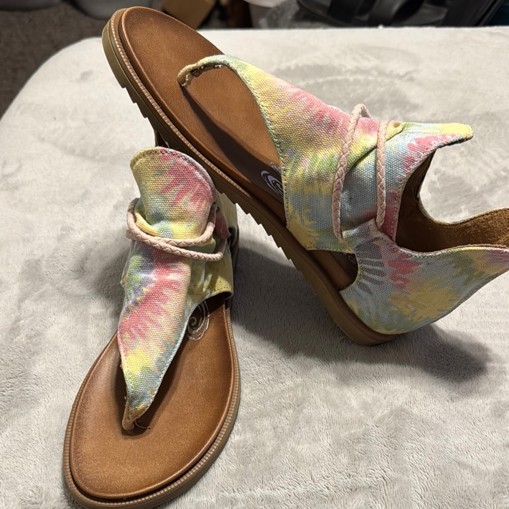 Very G Pink and Yellow Sandals Iridescent T-Strap